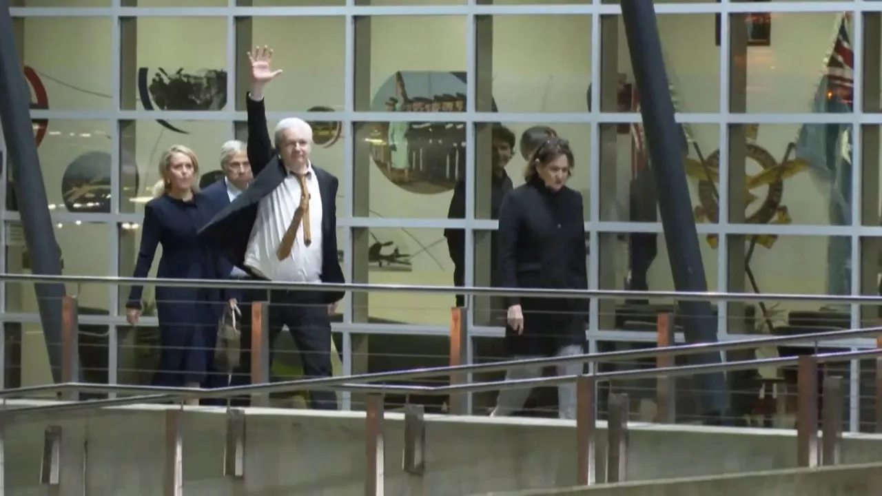 20240626131624_assange-camberrako-aireportuan_