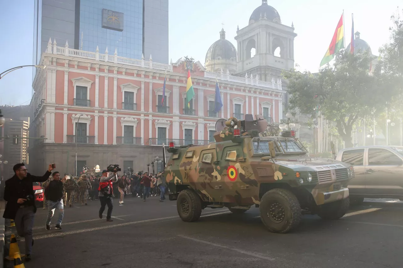 intento-de-golpe-estado-bolivia-tanque-militar-frente-a-la-sede-del-Gobierno-efe