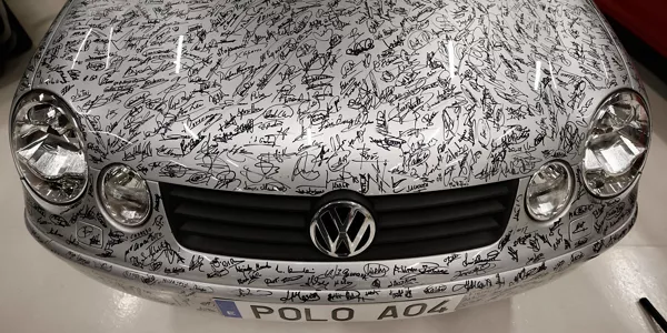 WK Polo lleno de firmas