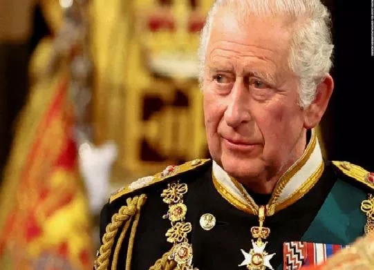 Carlos III declara la guerra a… su madre, su hermano…