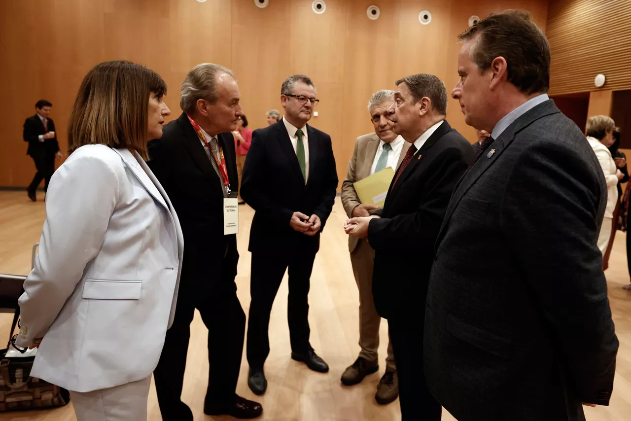 El consejero de Medio Rural y Politica Agraria de Asturias Marcelino Marcos (d), la consejera de Alimentación, Desarrollo Rural y Pesca del País Vasco Amaia Barredo (i) y varios consejeros mas, junto 