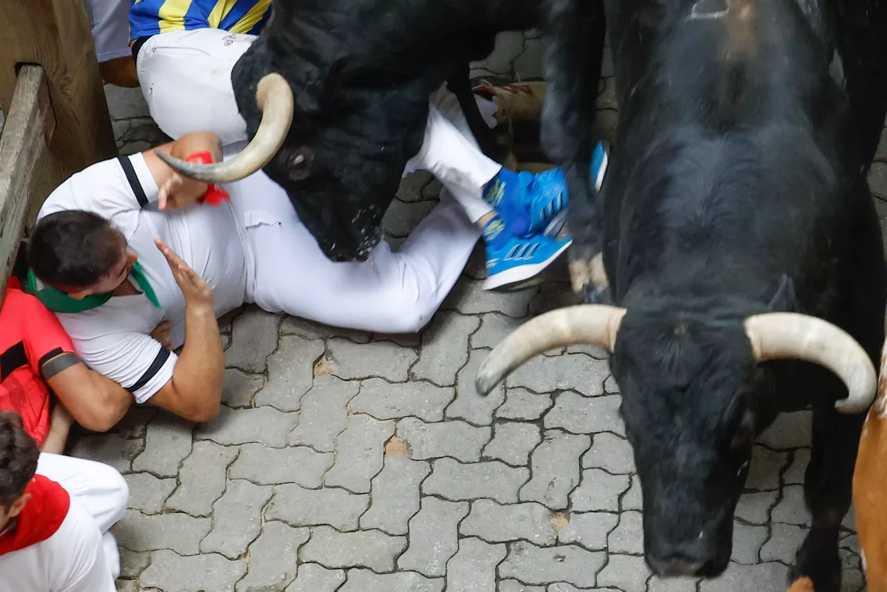 tercer-encierro-sanfermines-2024-toros-victoriano-del-rio-9-de-julio-efe-9