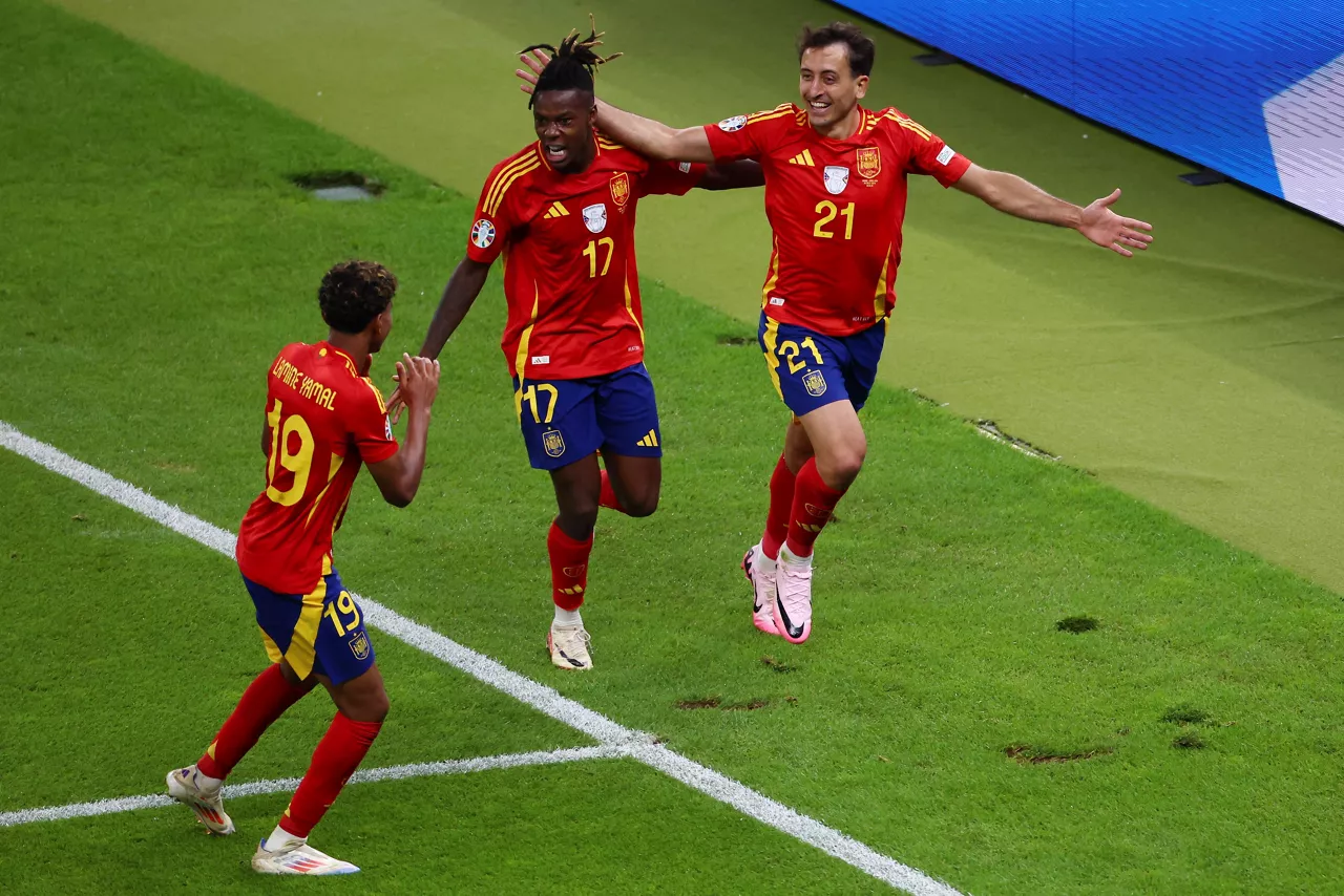 Mikel Oyarzabal, Nico Williams eta Lamine Yamal gol bat ospatzen, Eurokopako finalean. EFE