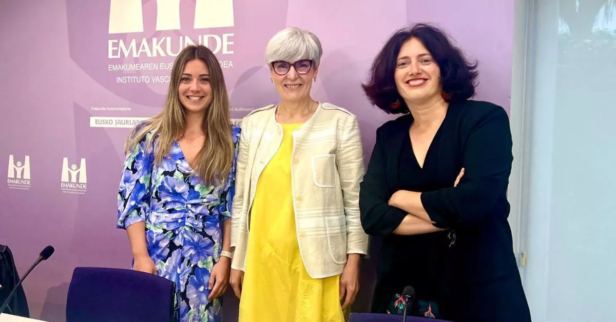 Ezkerretik eskuinera, Laura Macia, Miren Elgarresta eta Ana Estevez. Argazkia: Emakunde.