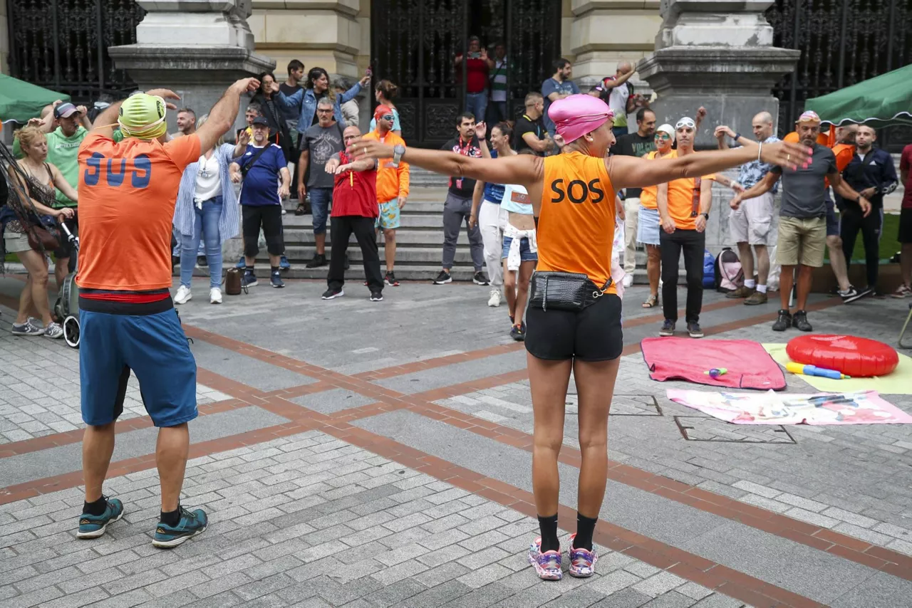 protesta huelga greba polideportivos kiroldegiak bizkaia efe