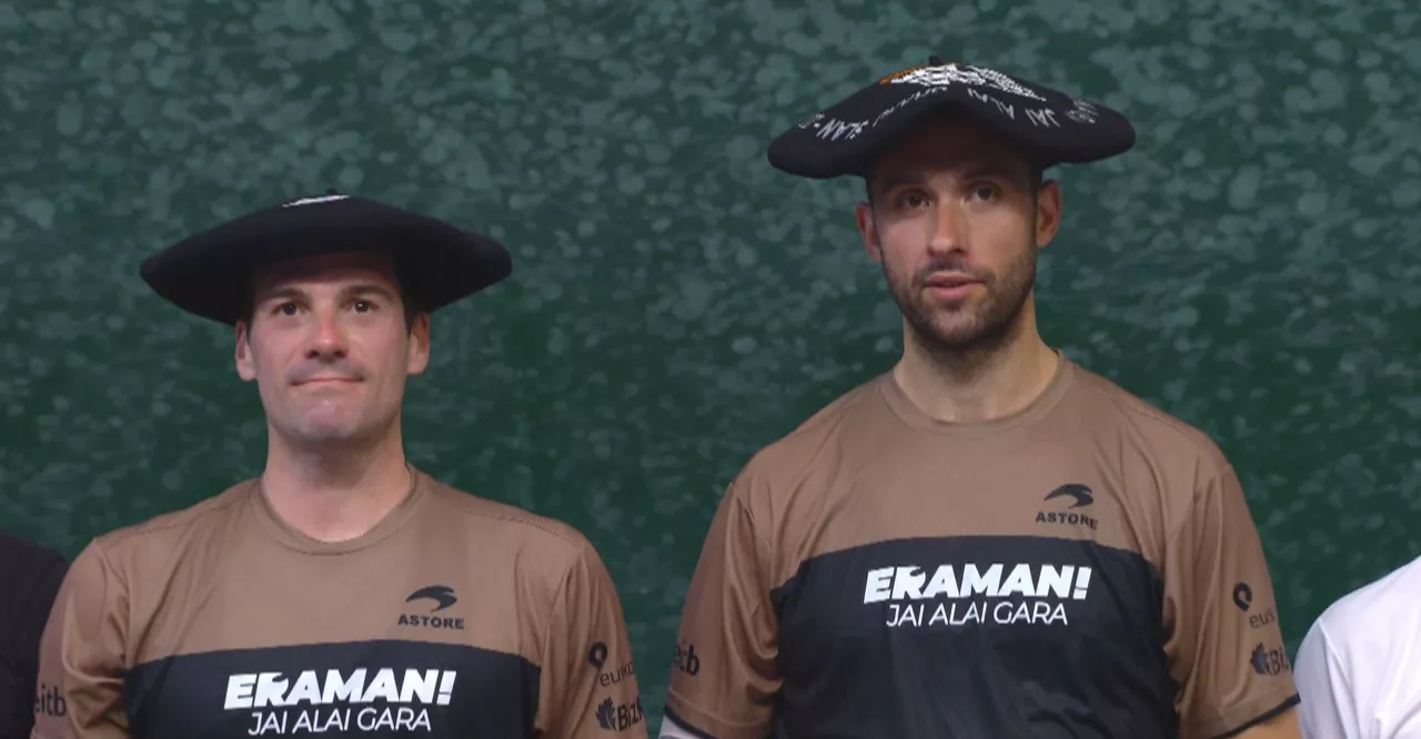 Los campeones, tras recibir las txapelas. Foto: EITB Media.