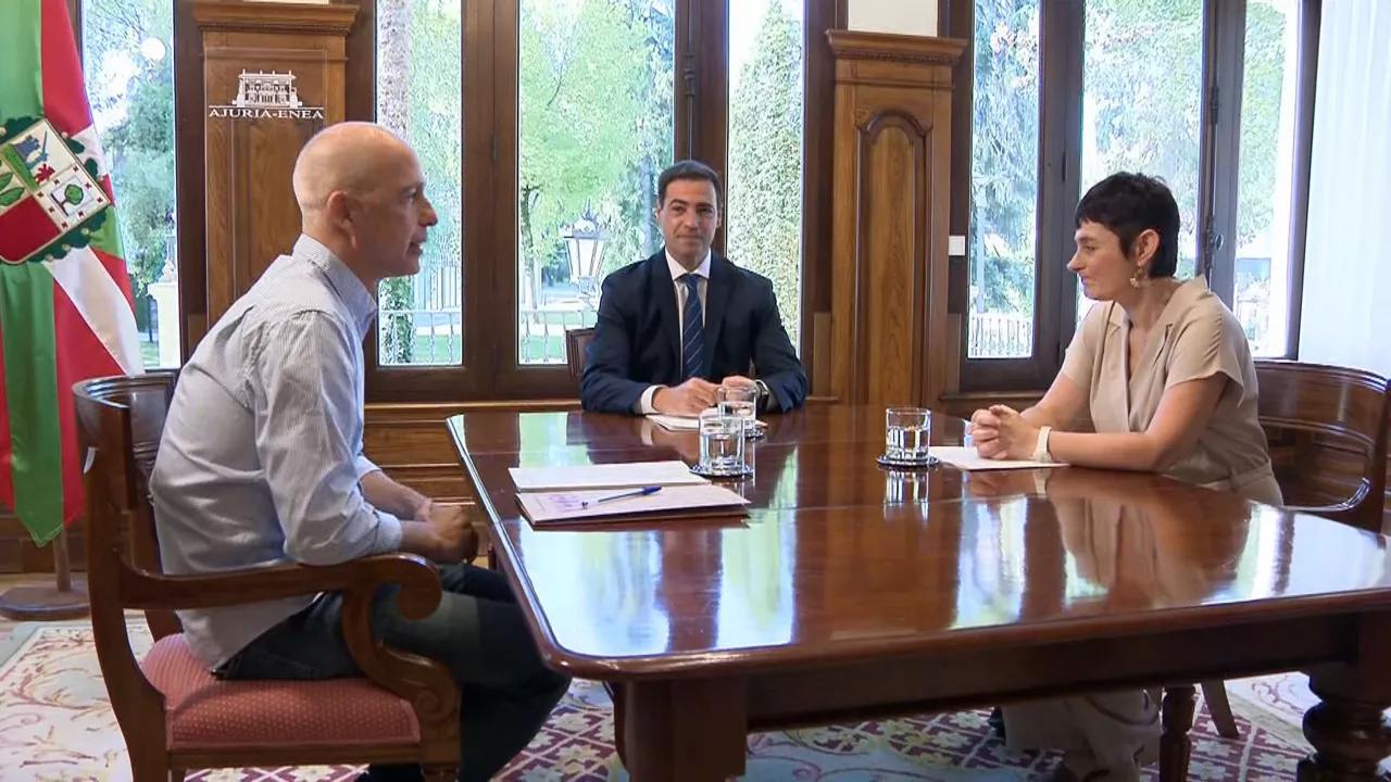 Garbiñe Aranburu y Xabier Ugartemendia junto al lehendakari