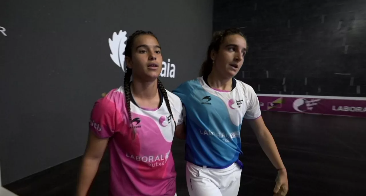 Aizane Egurrola Miriam Arrillaga zoriontzen lehiaren amaieran. Argazkia: EITB