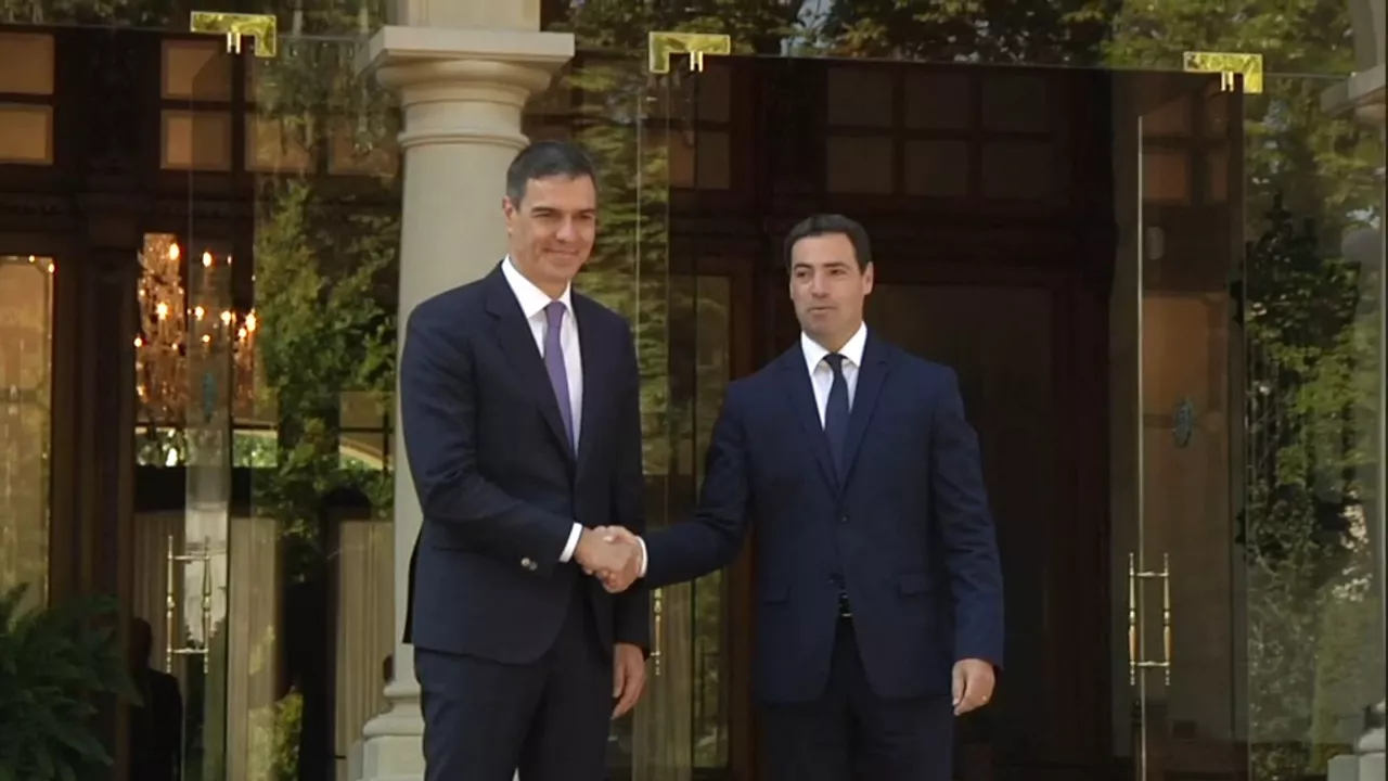 20240726113828_pedro-sanchez-e-imanol-pradales-a-puertas-de-ajuria-enea_
