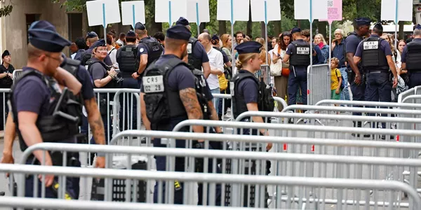 Seguridad en el perímetro del evento. EFE.