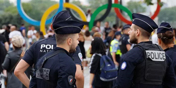 Seguridad en el perímetro del evento. EFE.