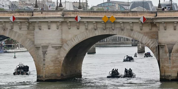 Policía francesa patrulla el Sena. EFE. 