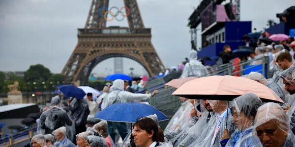 Espectadores se protegen de la lluvia. EFE. 