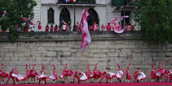 Varios artistas bailan el cancán a orillas del río Sena. Foto EFE.