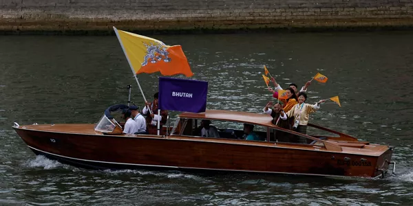 La selección de Bután desfila por el río Sena. Foto: EFE.