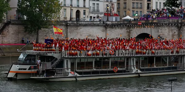 Miembros de la delegación española desfilan en barco por el río Sena. Foto: EFE.