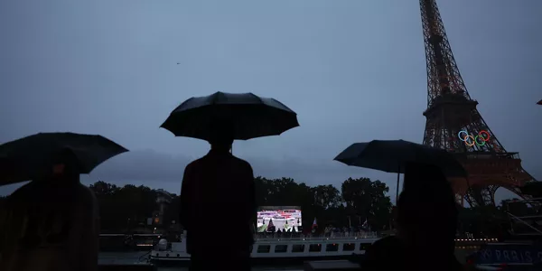 Personas con paraguas. EFE.