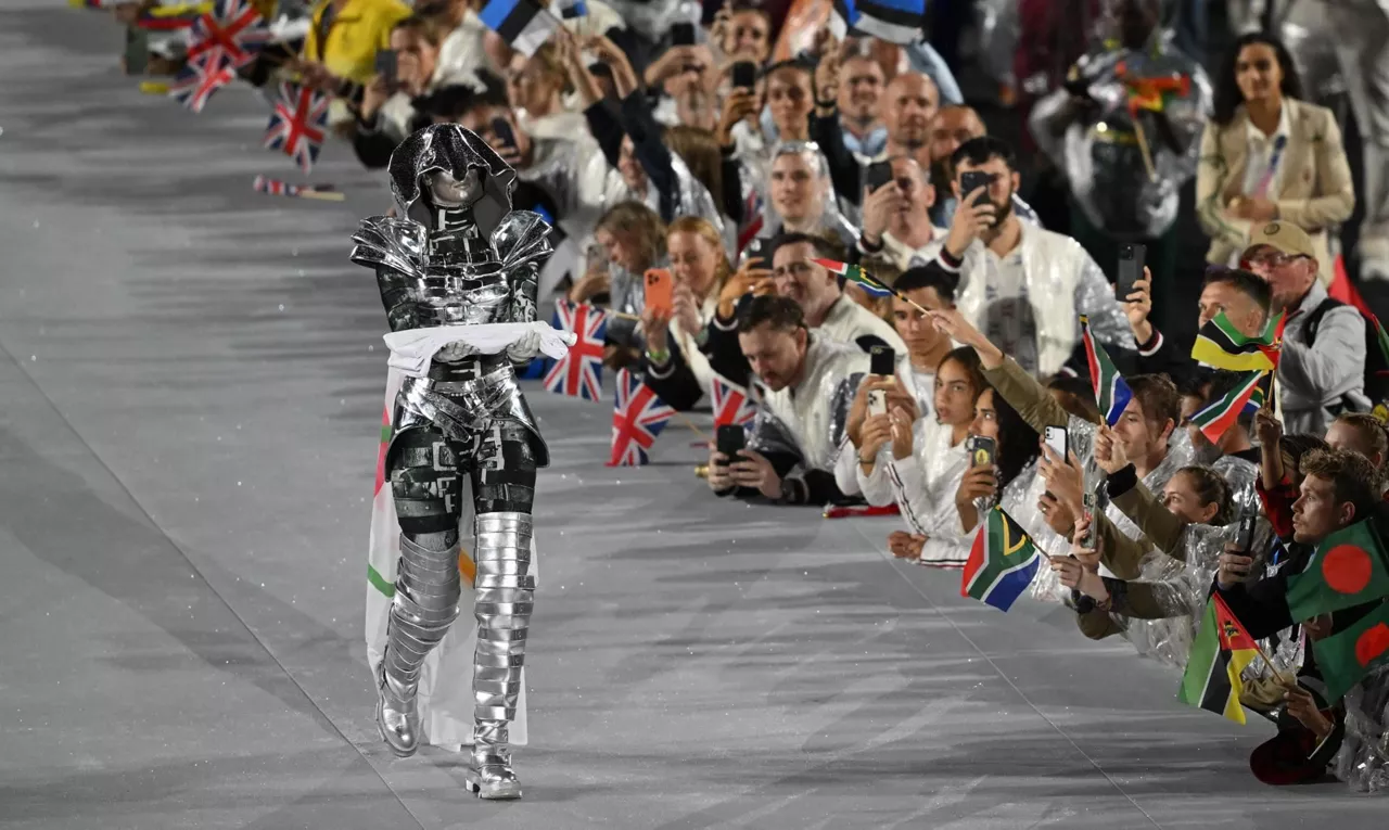 olimpica-bandera-ceremonia-juegos-paris-efe