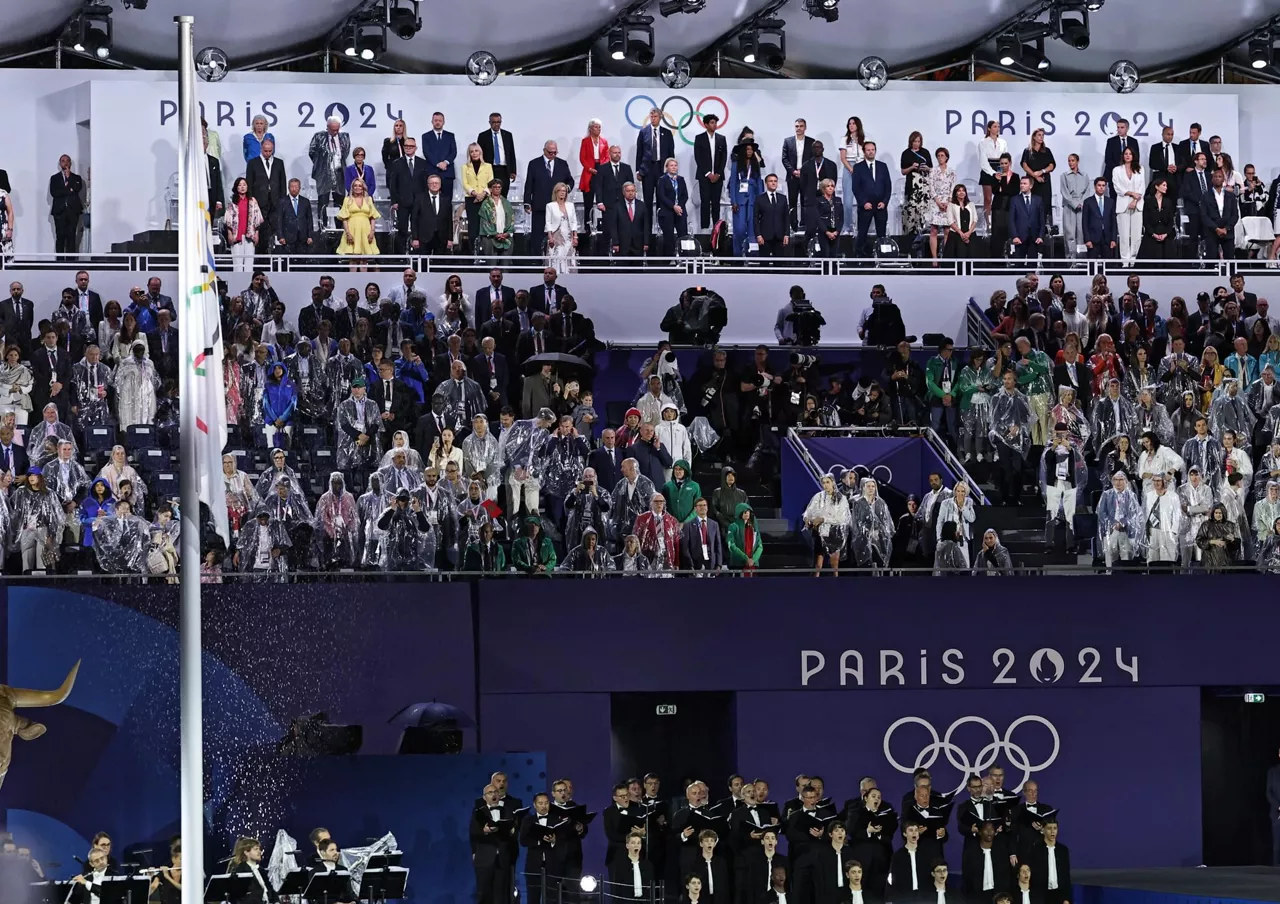 izada-bandera-olimpica-juegos-paris-efe