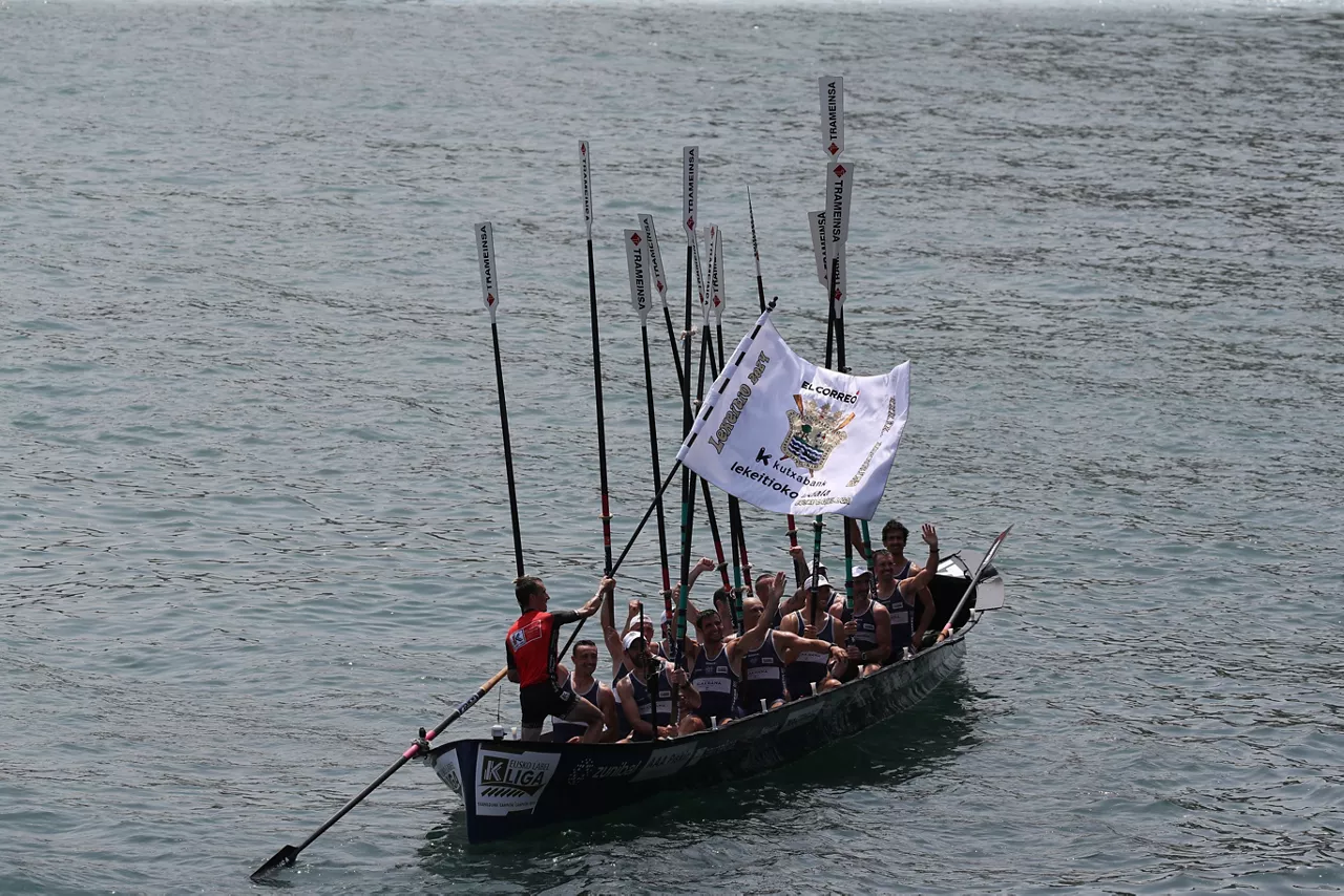 Los remeros de Urdaibai celebran la victoria. Foto: EFE