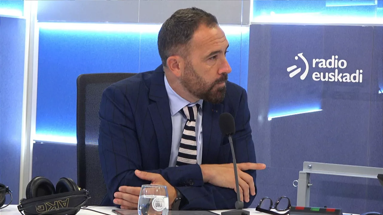 Denis Itxaso, consejero de Vivienda y Agenda Urbana del Gobierno Vasco.