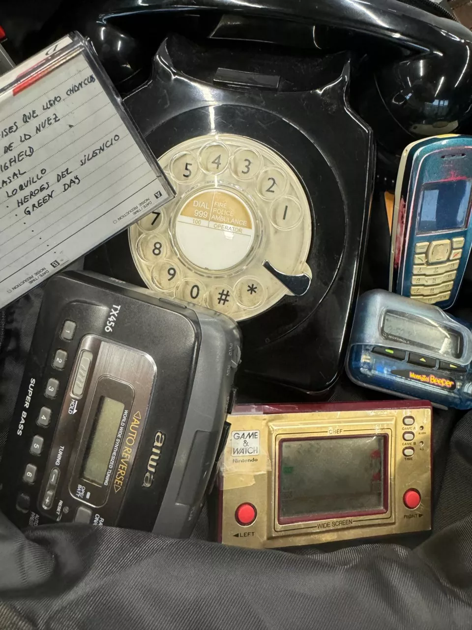 Una vieja Nintendo, un walkan, un busca y un teléfono de los de toda la vida.
