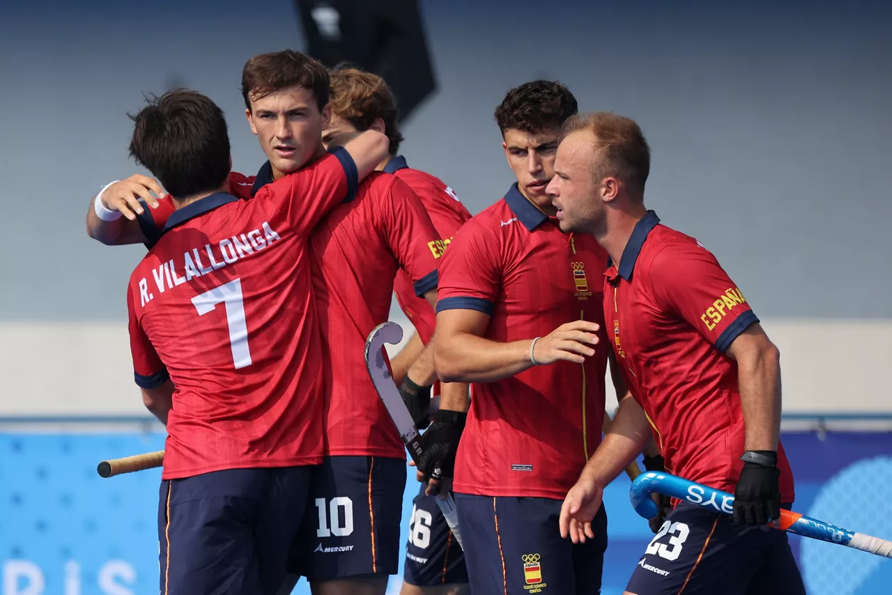 Villalonga, Basterra besarkatzen, hark sartutako golaren ostean. Argazkia: EFE