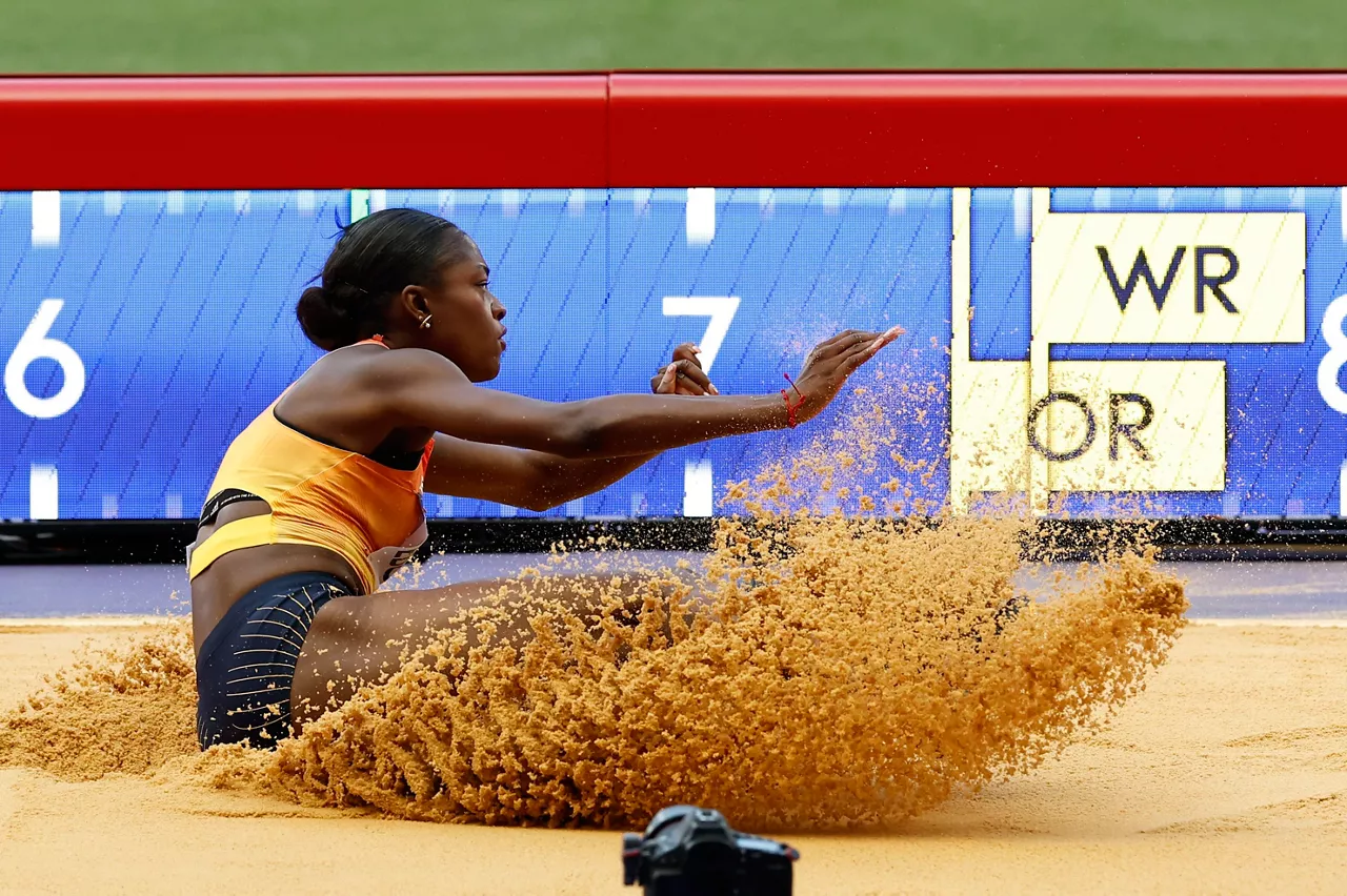 Tessy Ebosele, en uno de sus saltos. Foto: EFE