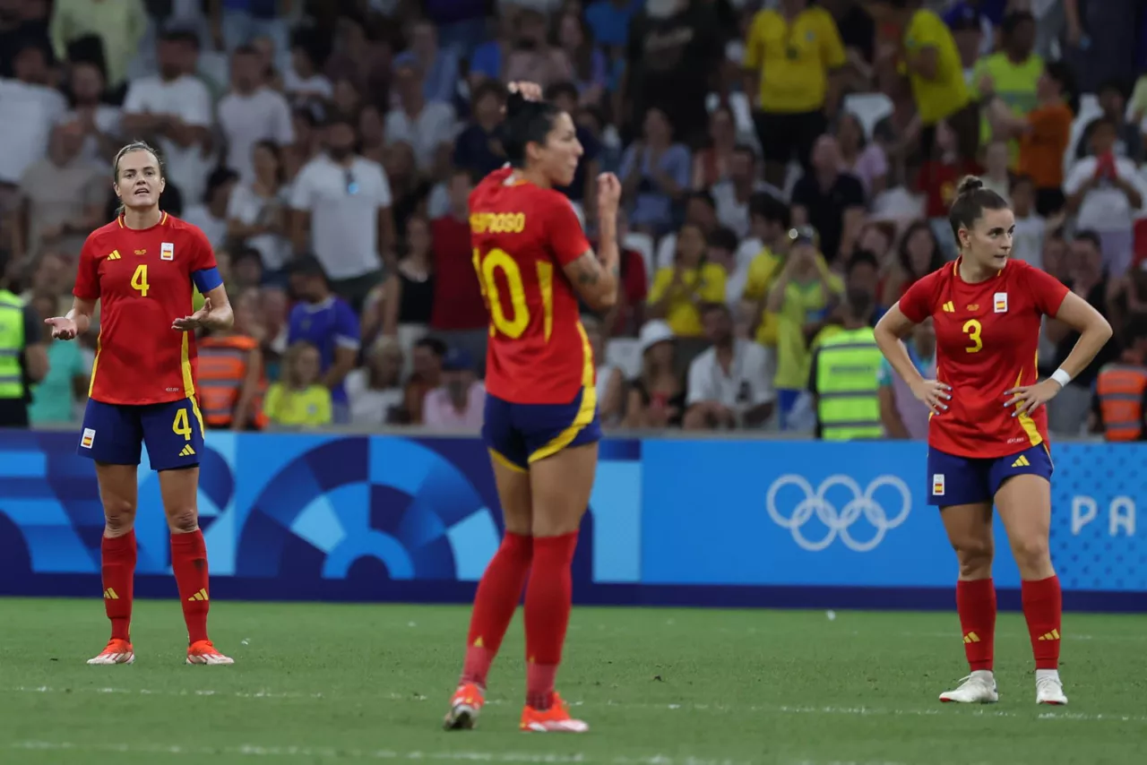 Irene Peredes, ezkerretara, astearteko finalerdiko une batean. Argazkia: EFE.
