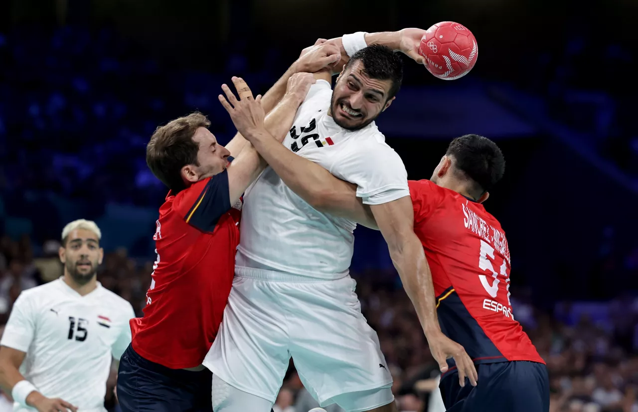 Kauldi Odriozola Egiptoko erasoaldi bat gelditu nahian. Argazkia: EFE