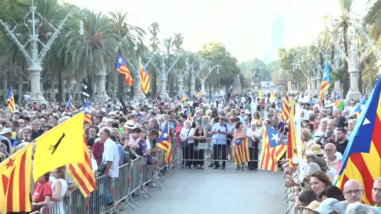 Simpatizantes de Puigdemont esperan su llegada