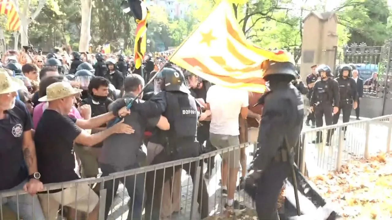 Momentos de tensión a las puertas del Parlament