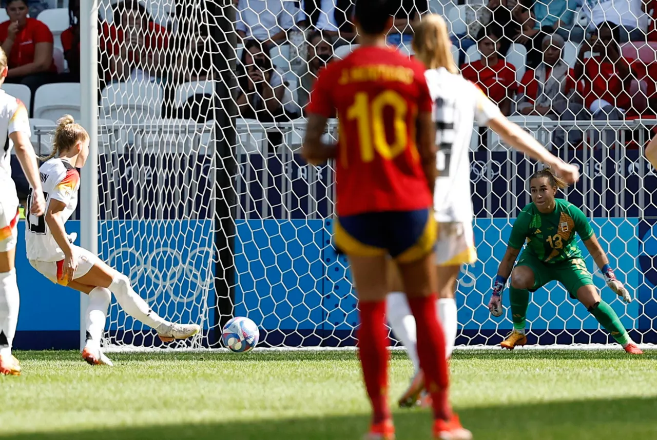 Giulia Gwinnek jaurti du Alemaniari brontzezko domina eman dion penaltia. Argazkia: EFE