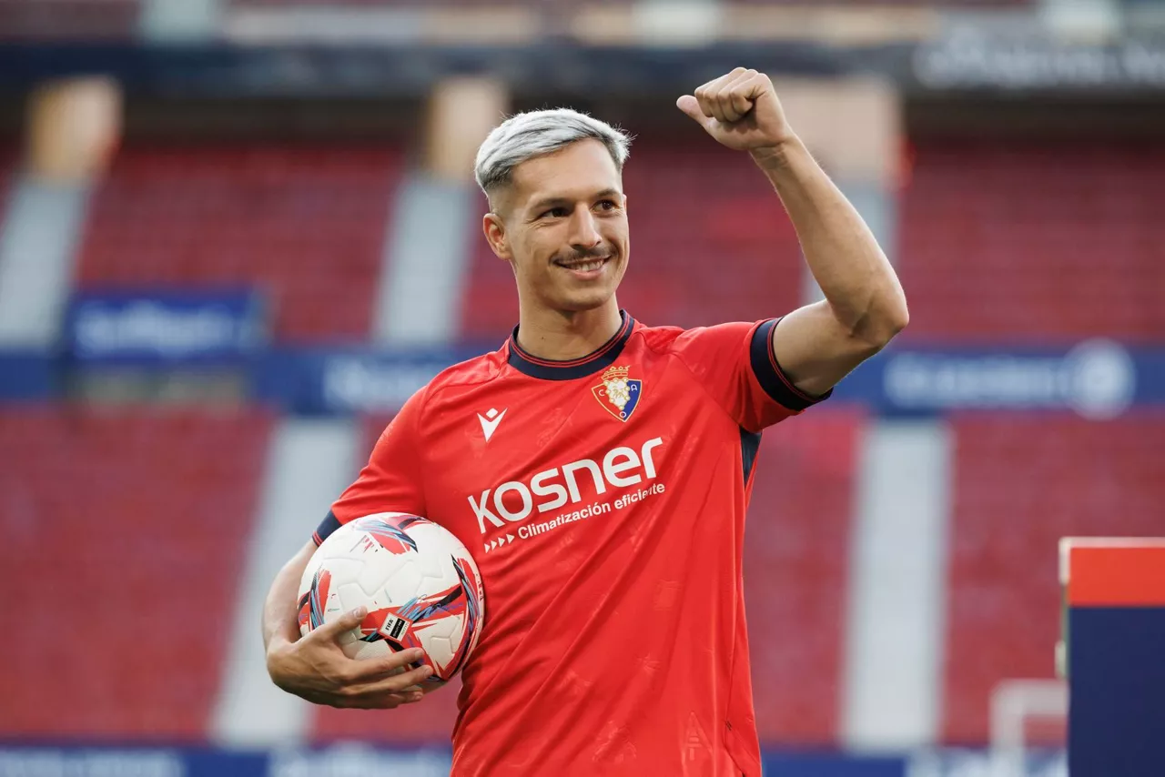 Bryan Zaragoza, en agosto, en su presentación en El Sadar como jugador de Osasuna. Foto: EFE.