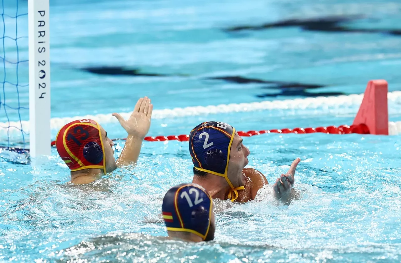 Alberto Munarriz, epaileari kexaka, Greziaren aurkako partidan. Argazkia: EFE