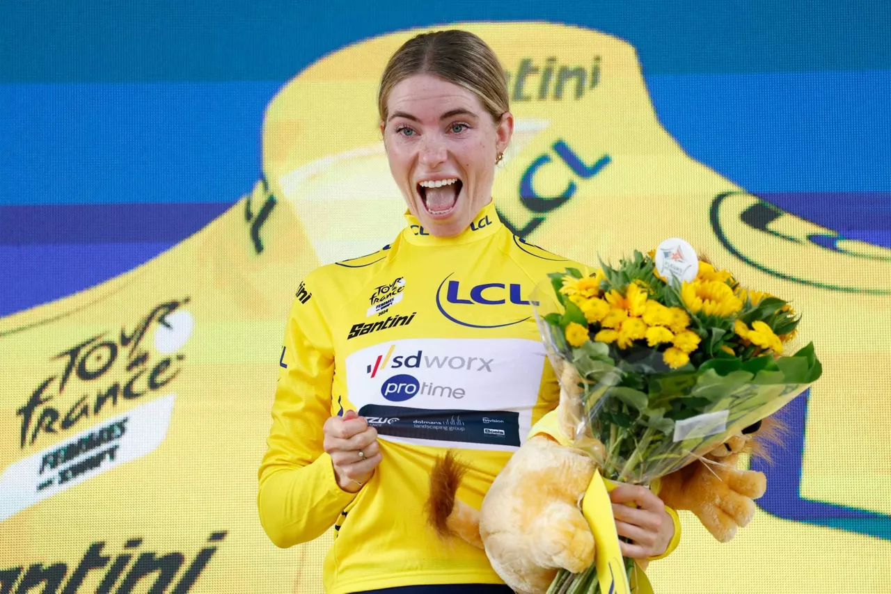 Demi Vollering muestra su alegría tras situarse líder del Tour. Foto: EFE.