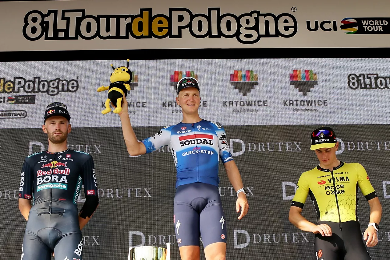 Bosgarren etapako podioa. Argazkia: EFE