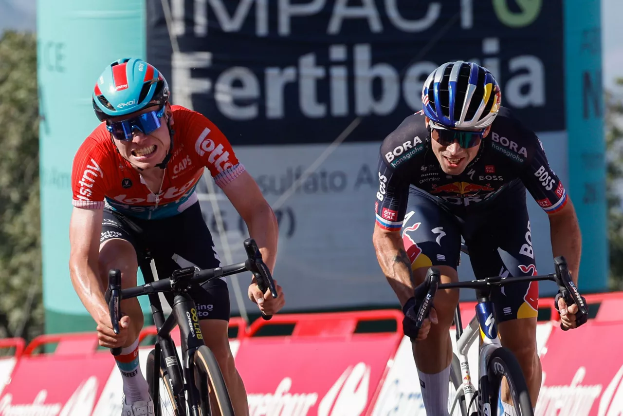 Primoz Roglic eta Lennert van Eetvelten arteko lehia laugarren etapa irabazteko. Argazkia: EFE