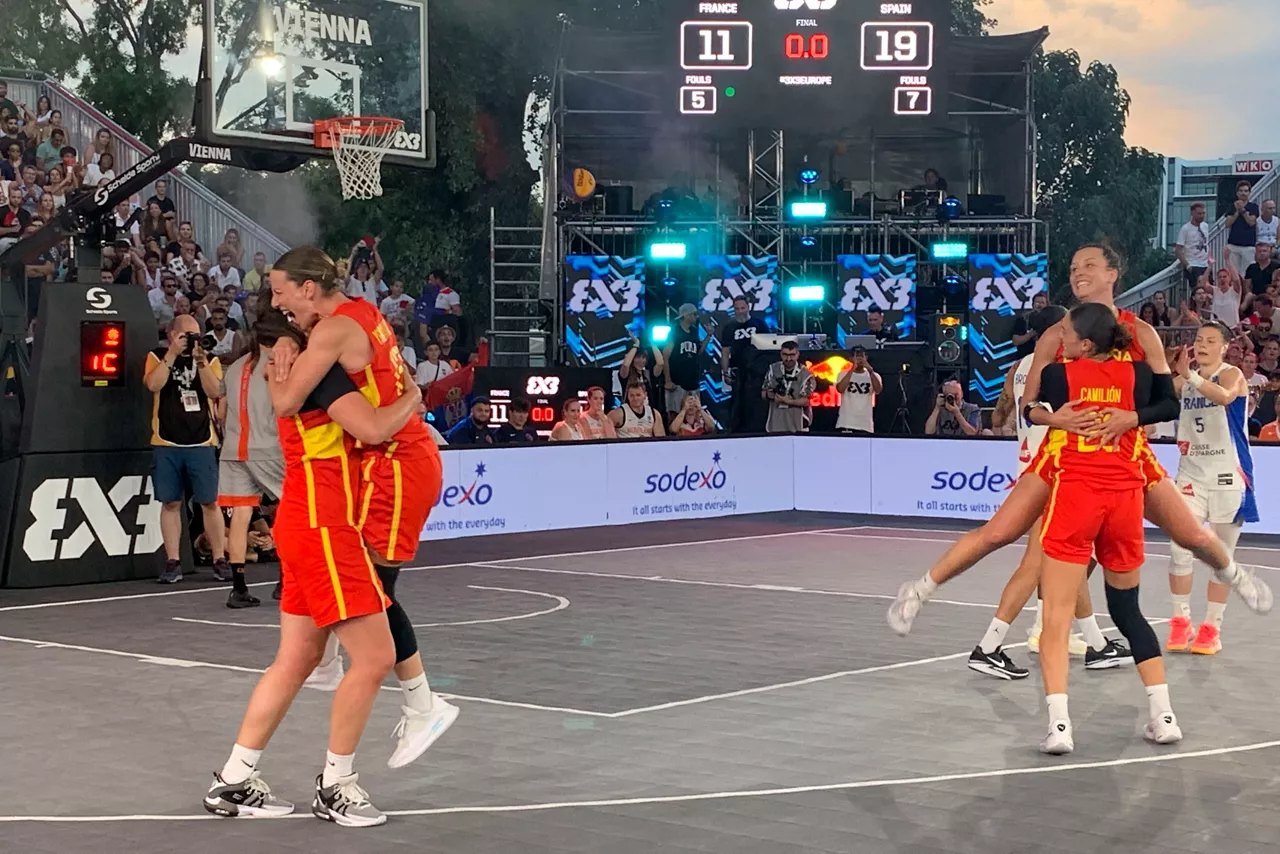 Espainiako selekzioko jokalariak, Europako Txapelketan lortutako garaipena ospatzen. Argazkia: Efe