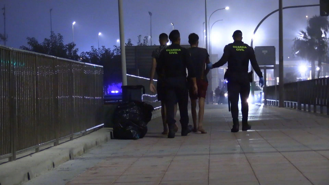 20240826211744_pertsona-que-intenta-cruzar-frontera-en-ceuta_