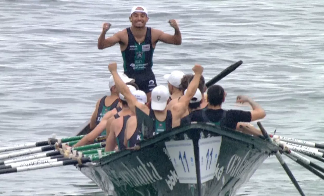 Kaikuko arraunlariak, pozarren, sailkatzea lortuta. Argazkia: EITB Media.