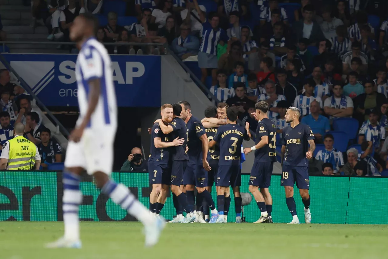 Alaveseko jokalariak, 1-2koa sartuta; Toni Martinezek egin du hori. Argazkia: EFE.