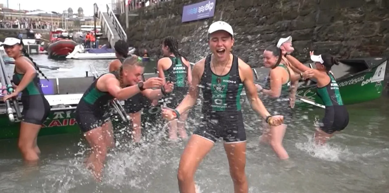 Kaikuko hainbat arraunlari, pozarren, sailkatzea gauzatuta. Argazkia: EITB Media.