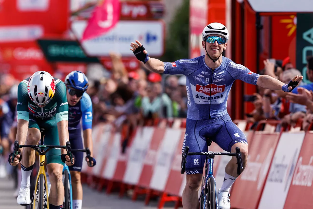 Kaden Groves se impone ante Van Aert en Villablino Foto: EITB Media
