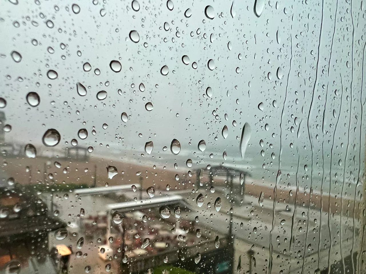 FUERTE TEMPORAL Y VIENTO EN LA PLAYA DE ZARAUTZ