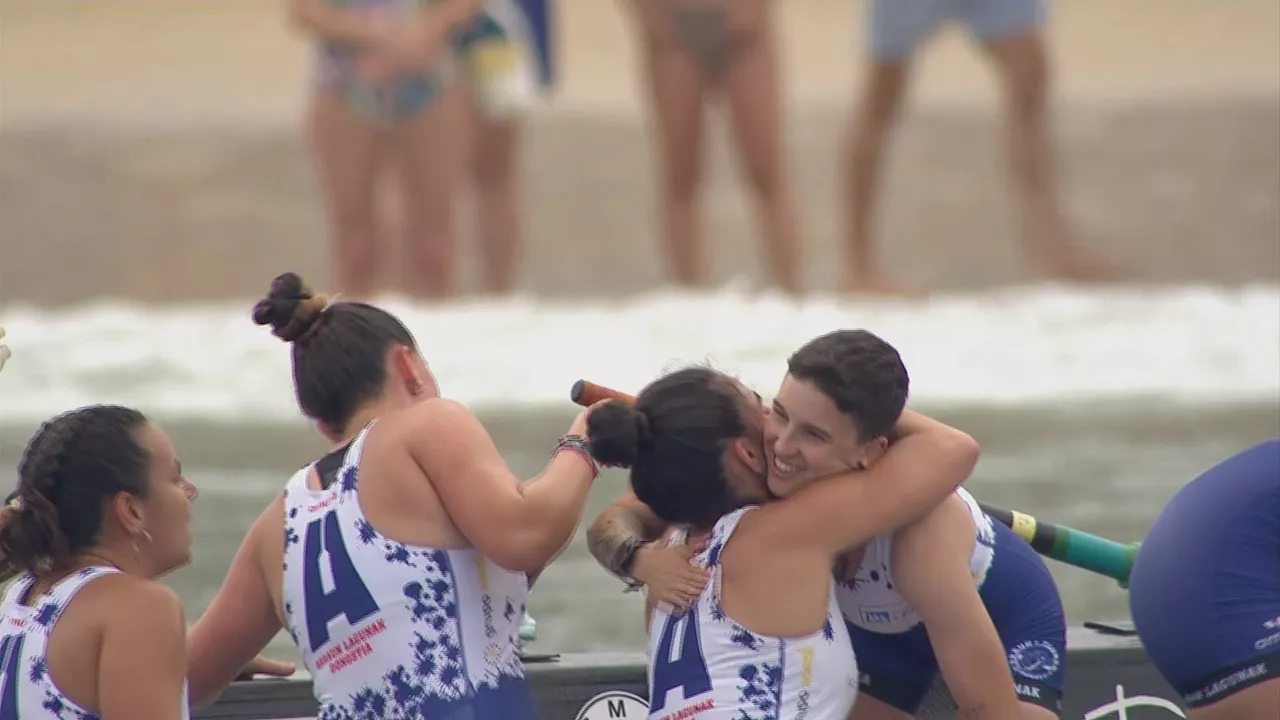 Arraun Lagunakeko arraunlariak, lehenengo estropada amaituta. Argazkia: EITB Media.