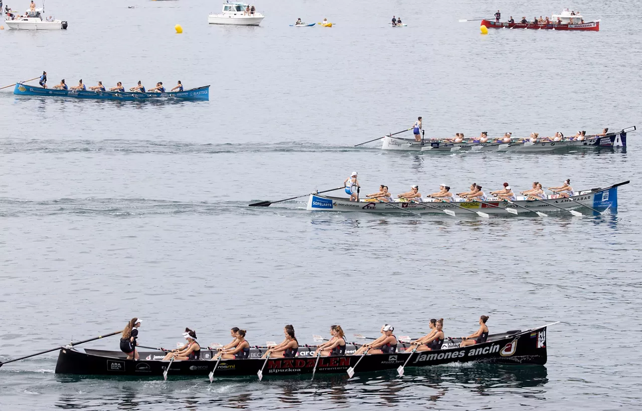 La regata clasificatoria otorgará siete billetes para la Bandera de La Concha. Foto: EFE.