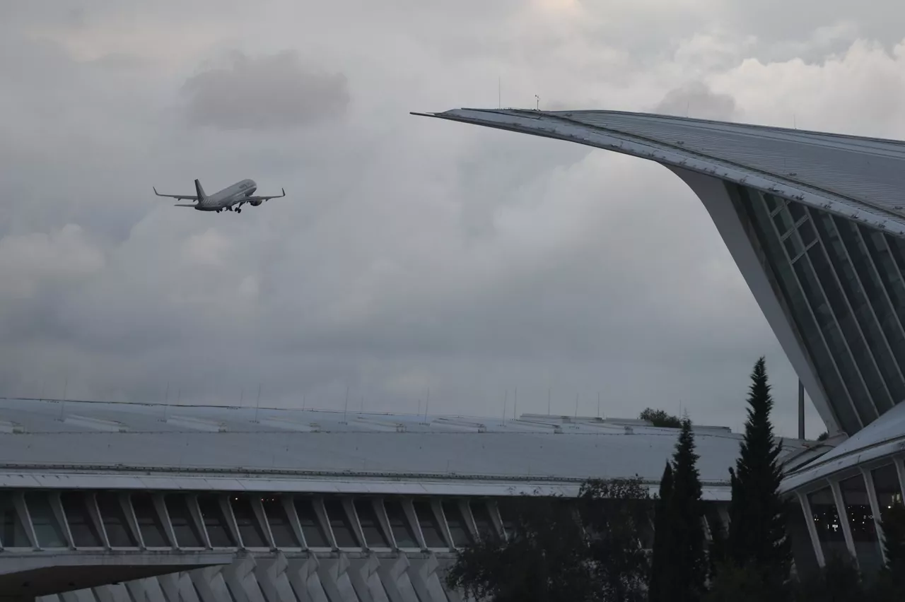aeropuerto-loiu-avion-despegue-efe
