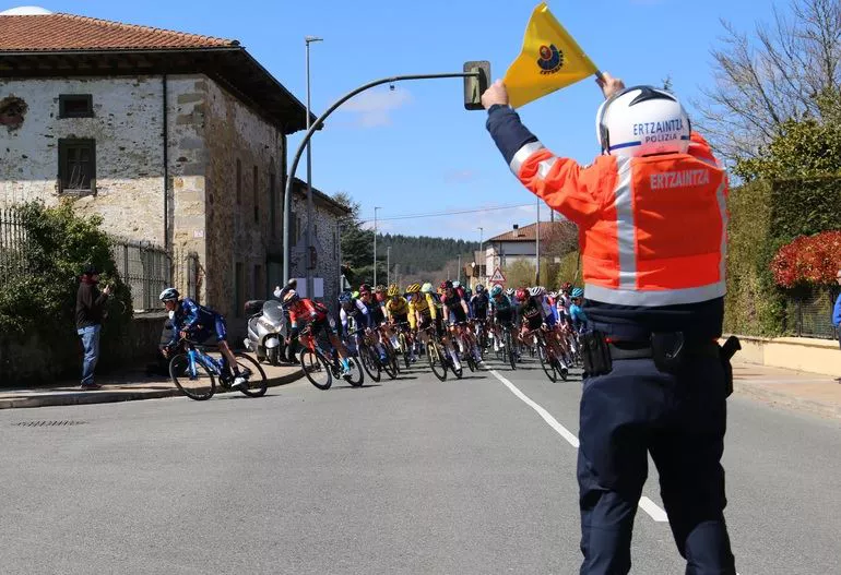 ertzaintza vuelta txirrindulariak