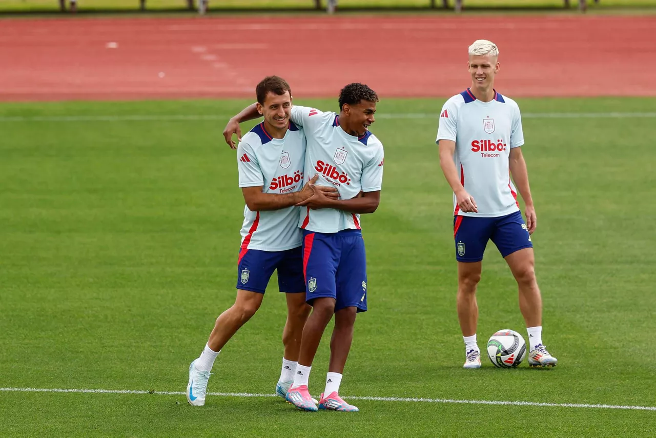 Oyarzabal lamine eta olmo espainiako entrenamenduan